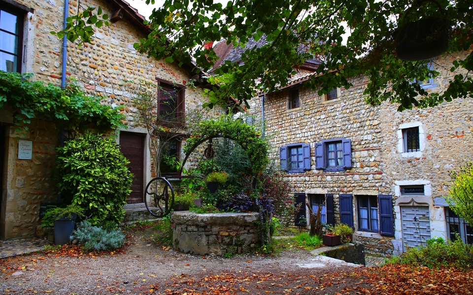 mittelalterliches Perouges - © Elena Skalovskaia - stock.adobe.com