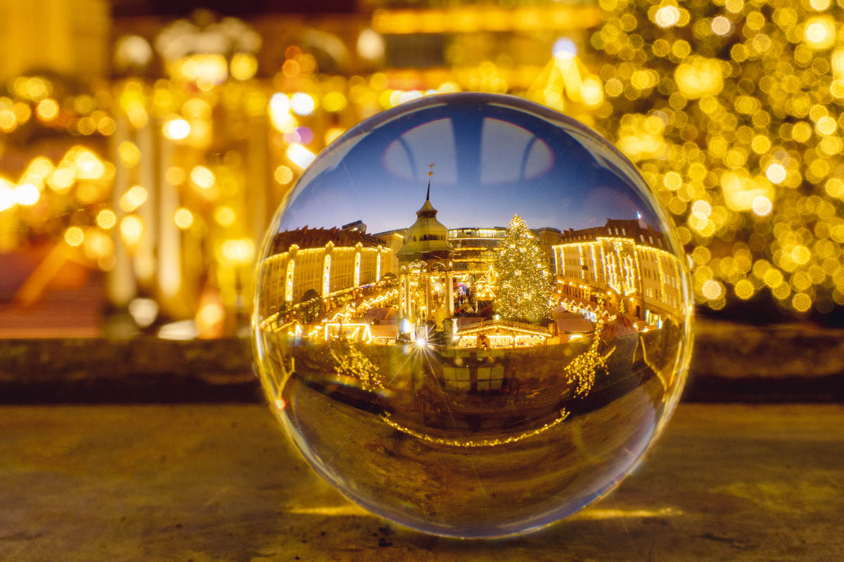 Magdeburger Weihnachtsmarkt in der Lichterkugel - © Andrea Schwingel - stock.adobe.com