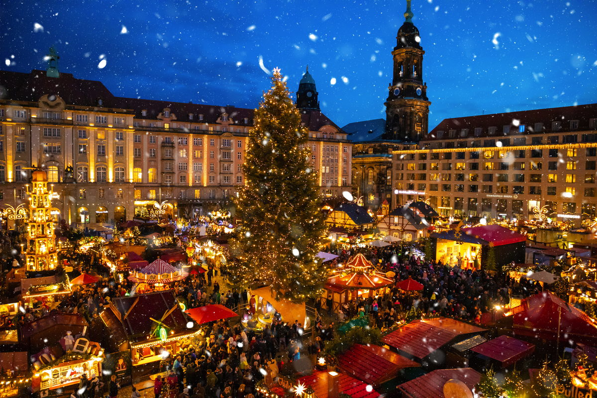 Menschen besuchen den Weihnachtsmarkt Striezelmarkt in Dresden - © dtatiana - stock.adobe.com