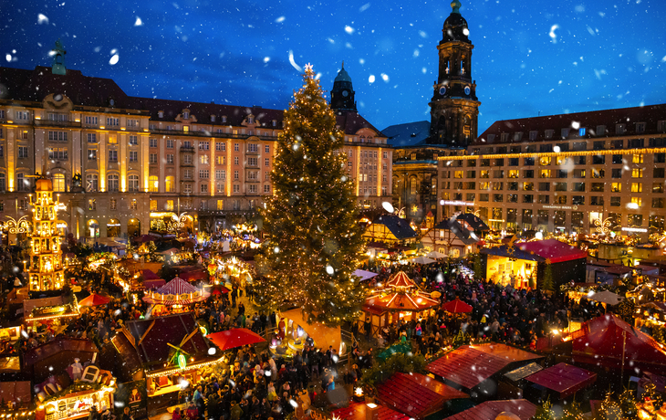 Menschen besuchen den Weihnachtsmarkt Striezelmarkt in Dresden - © dtatiana - stock.adobe.com