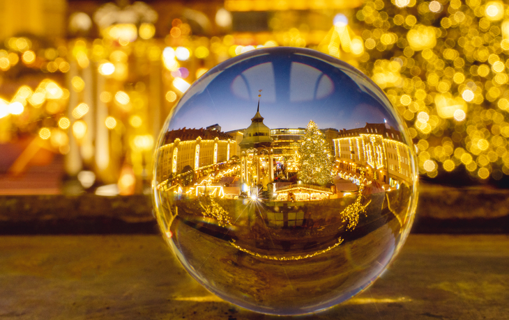 Magdeburger Weihnachtsmarkt in der Lichterkugel - © Andrea Schwingel - stock.adobe.com