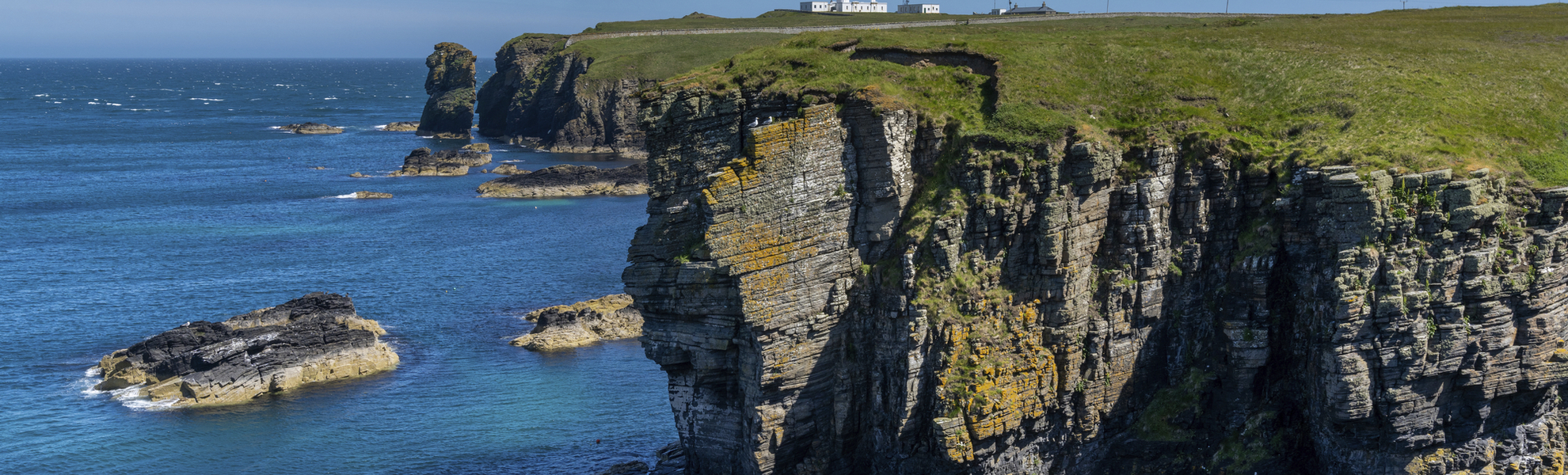 Küste von Caithness und Leuchtturm von Noss Head, Schottland - © Getty Images