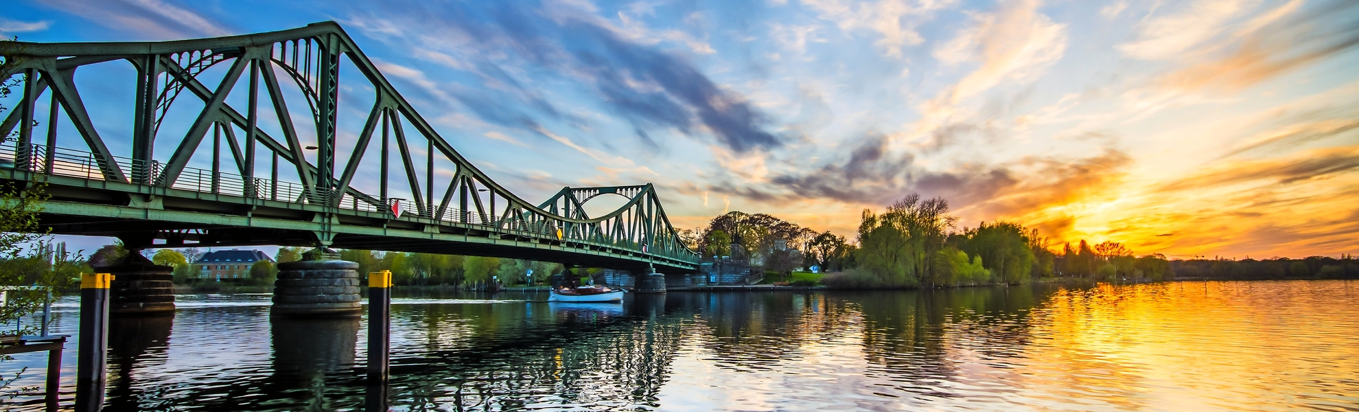 Glienicker Brücke über der Havel zwischen Berlin und Potsdam, Deutschland - © powell83 - Fotolia