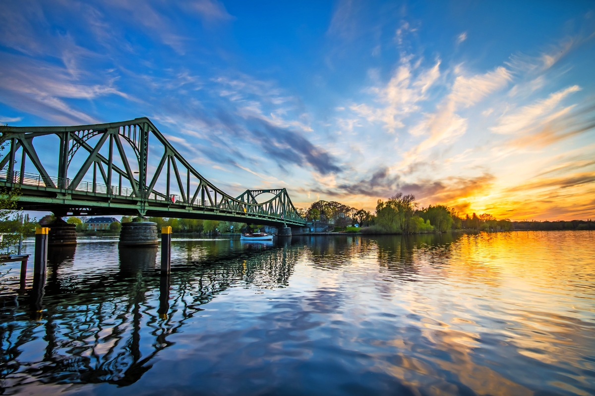 Glienicker Brücke über der Havel zwischen Berlin und Potsdam, Deutschland - © powell83 - Fotolia
