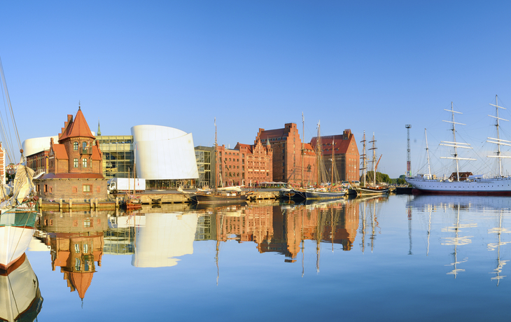 © FRANCESCO CAROVILLANO - Hafen mit Ozeaneum, Stralsund