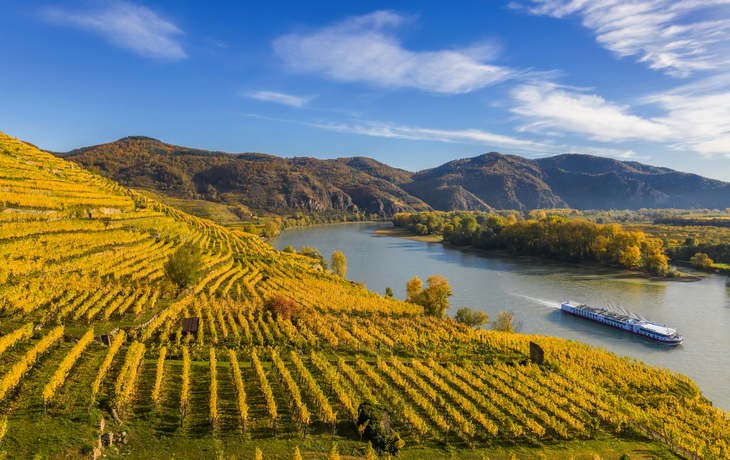 Herbstpanorama des Wachautals (Unesco-Weltkulturerbe) mit Schiff auf der Donau in der Nähe des Dorfes Weißenkirchen in Niederösterreich - © Tomas Marek - stock.adobe.com