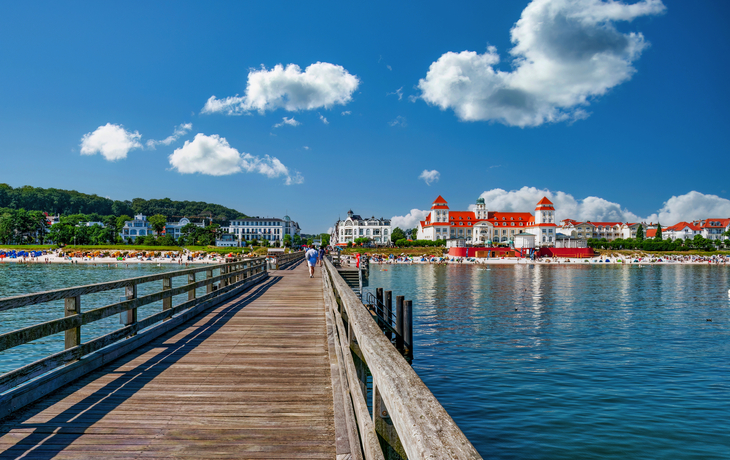 Blick von der Seebrücke auf das Kurhaus Binz, Rügen - © hifografik - stock.adobe.com