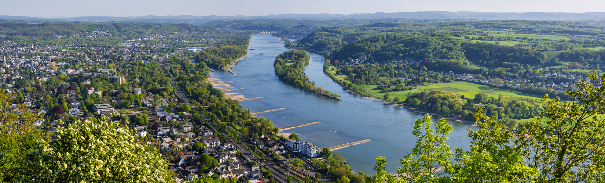 Blick vom Drachenfelsplateau zum Rhein, Deutschland - © majonit - stock.adobe.com