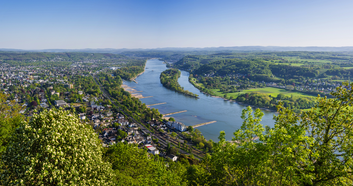 Blick vom Drachenfelsplateau zum Rhein, Deutschland - © majonit - stock.adobe.com