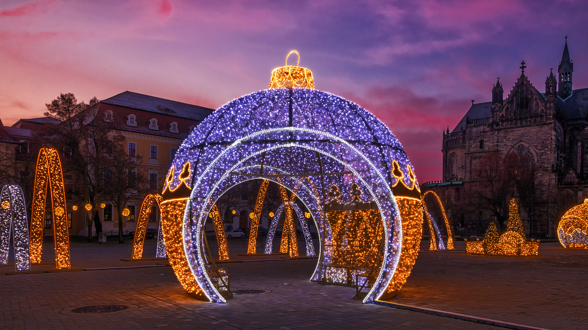 begehbare Weihnachtskugel auf dem Magdeburger Weihnachtsmarkt - © Uwe Graf - stock.adobe.com