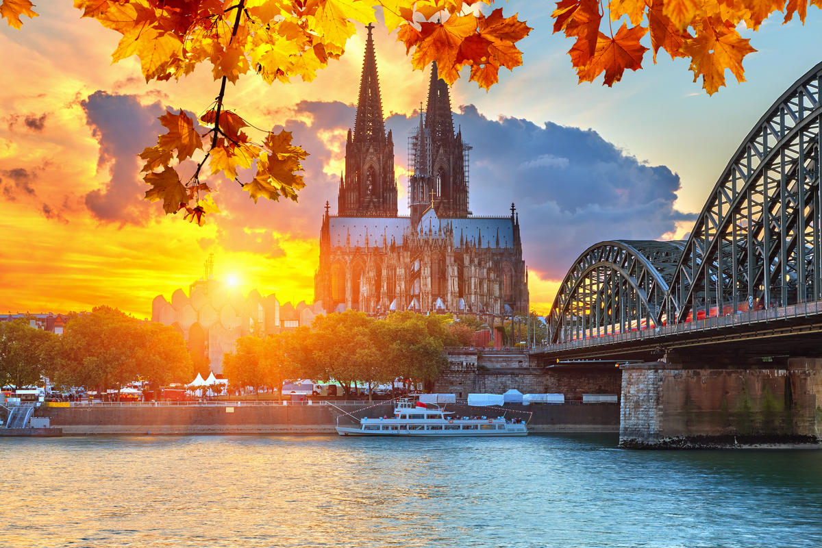 Köln bei Sonnenuntergang - ©sborisov - stock.adobe.com