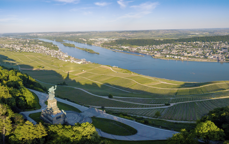 Luftaufnahme mit Drohne vom Niederwalddenkmal und Weinbergen bei - © Tobias - stock.adobe.com