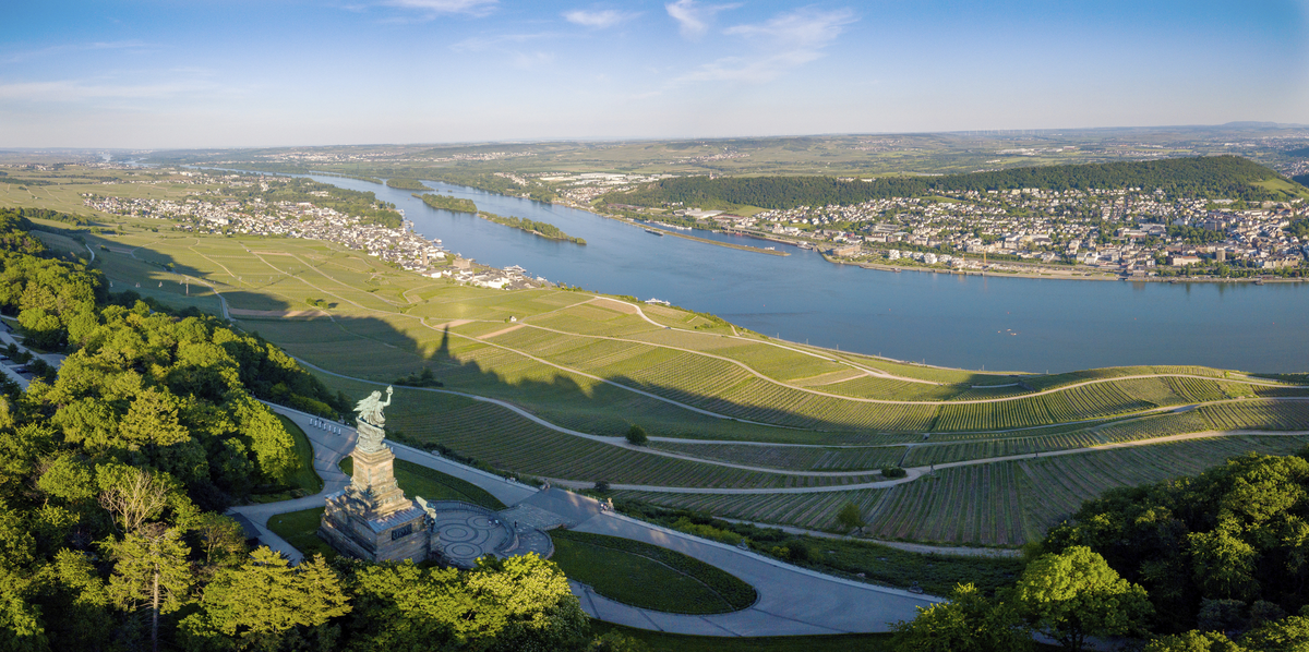 Luftaufnahme mit Drohne vom Niederwalddenkmal und Weinbergen bei - © Tobias - stock.adobe.com