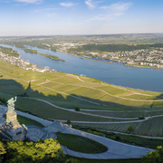 Luftaufnahme mit Drohne vom Niederwalddenkmal und Weinbergen bei