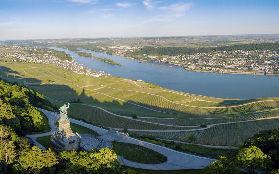 Luftaufnahme mit Drohne vom Niederwalddenkmal und Weinbergen bei - © Tobias - stock.adobe.com