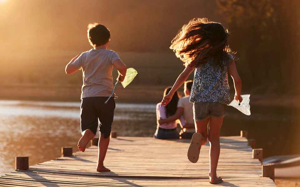 Kinder laufen auf hölzernen Steg am See auf Eltern zu - © Monkey Business - stock.adobe.com