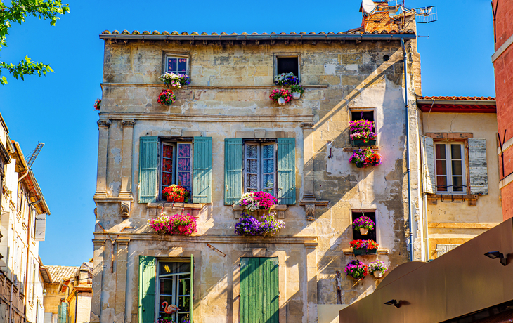 Fensterläden und Blumenkästen in Arles - © Acker - stock.adobe.com