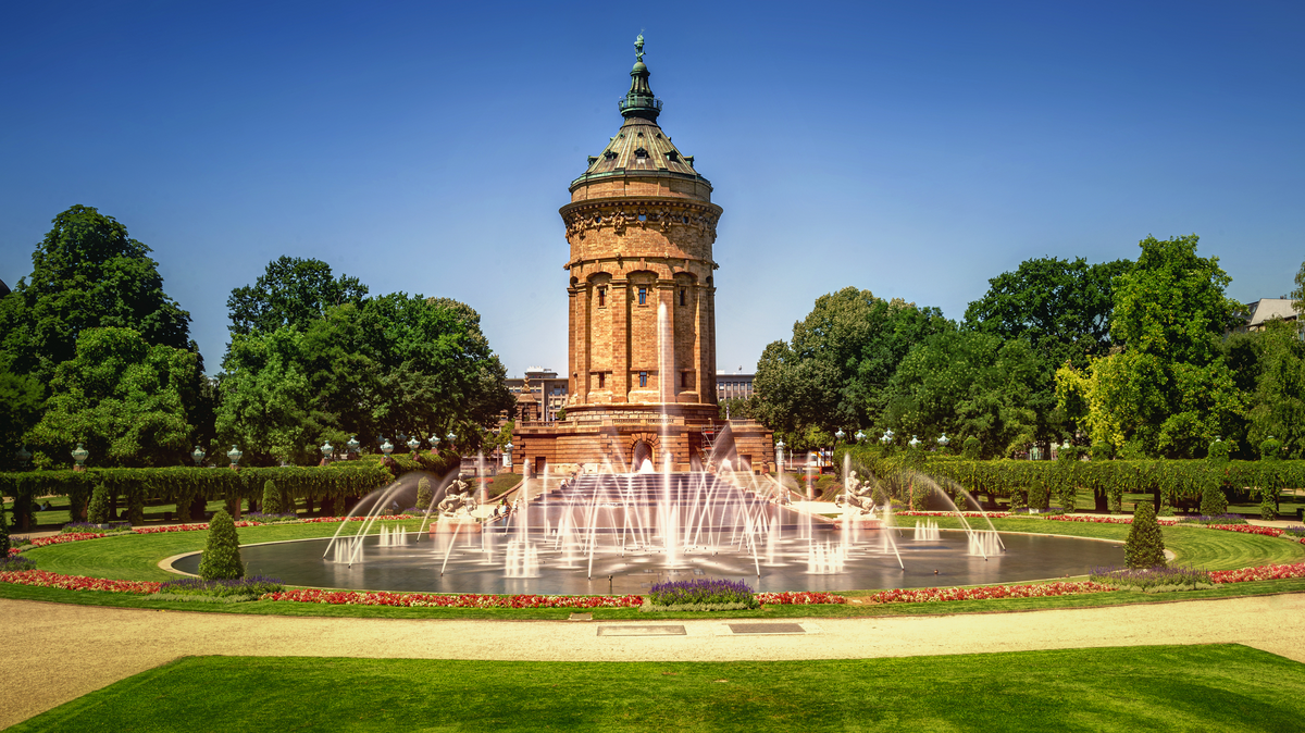 Mannheims Wasserturm und Wasserturmanlage mit Brunnen - © Thorsten Assfalg - stock.adobe.com