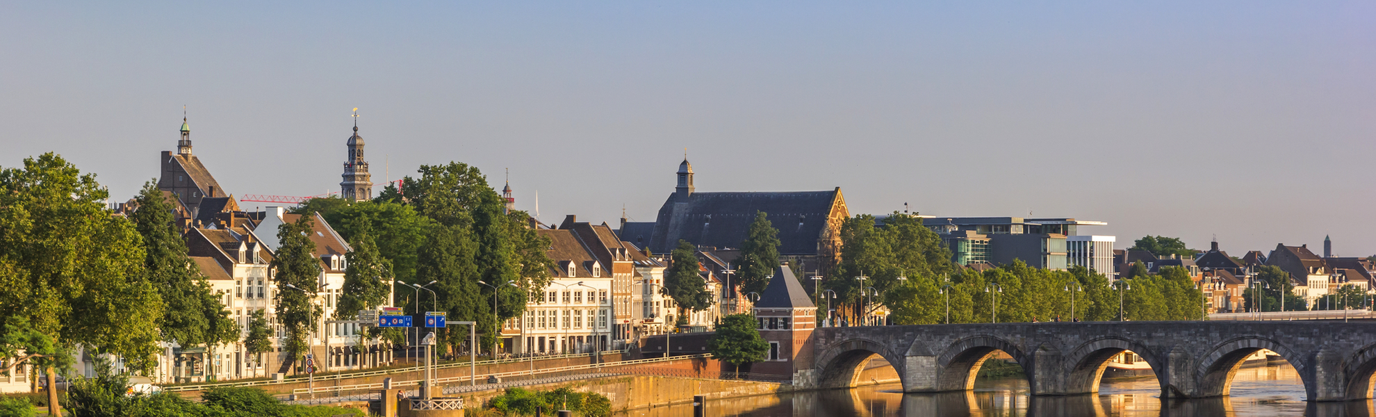 historische Servaas-Brücke über den Fluss Maas im Morgengrauen in Maastricht - © venemama - stock.adobe.com