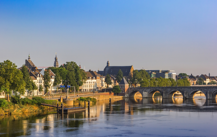 historische Servaas-Brücke über den Fluss Maas im Morgengrauen in Maastricht - © venemama - stock.adobe.com
