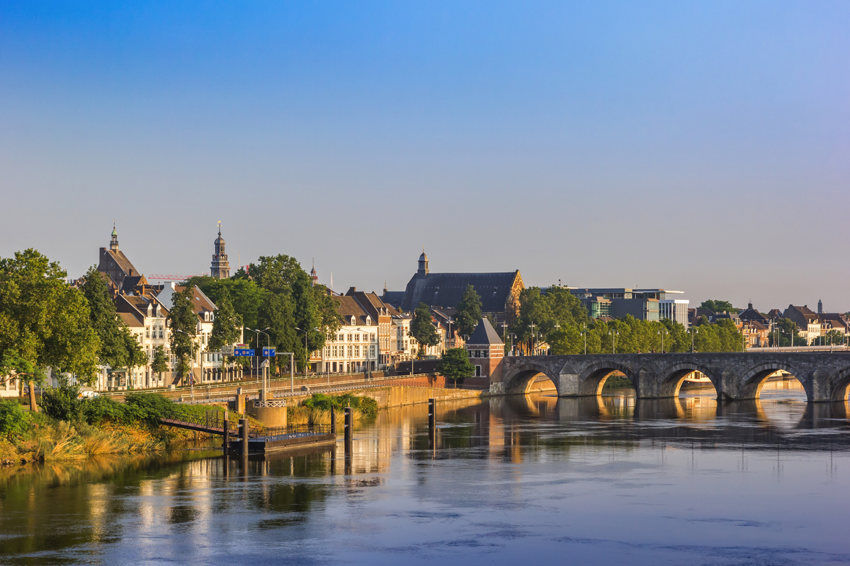 historische Servaas-Brücke über den Fluss Maas im Morgengrauen in Maastricht - © venemama - stock.adobe.com