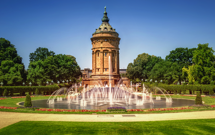 Mannheims Wasserturm und Wasserturmanlage mit Brunnen - © Thorsten Assfalg - stock.adobe.com