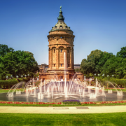 Mannheims Wasserturm und Wasserturmanlage mit Brunnen