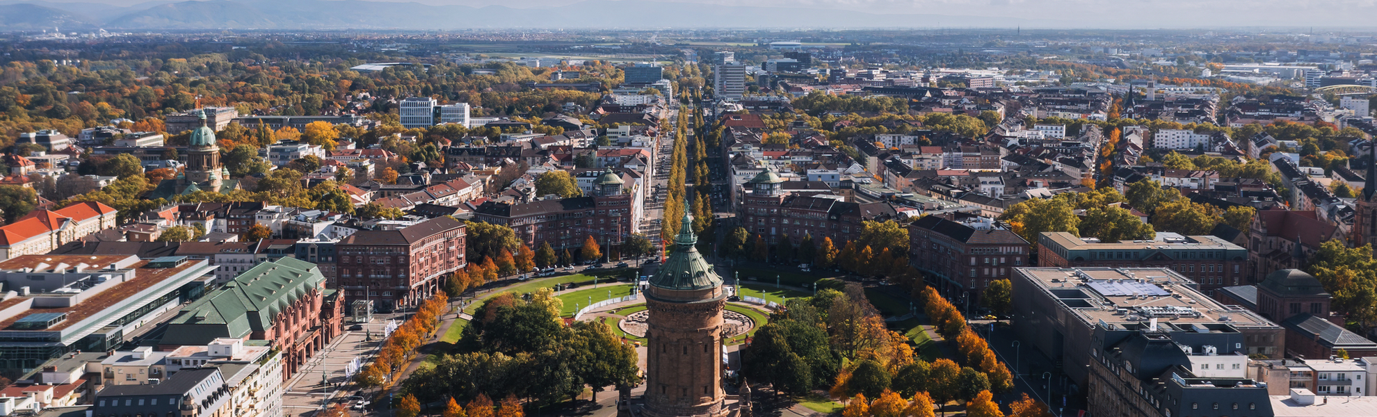 Friedrichsplatz mit dem Mannheimer Wasserturm im Vordergrund - © uslatar - stock.adobe.com