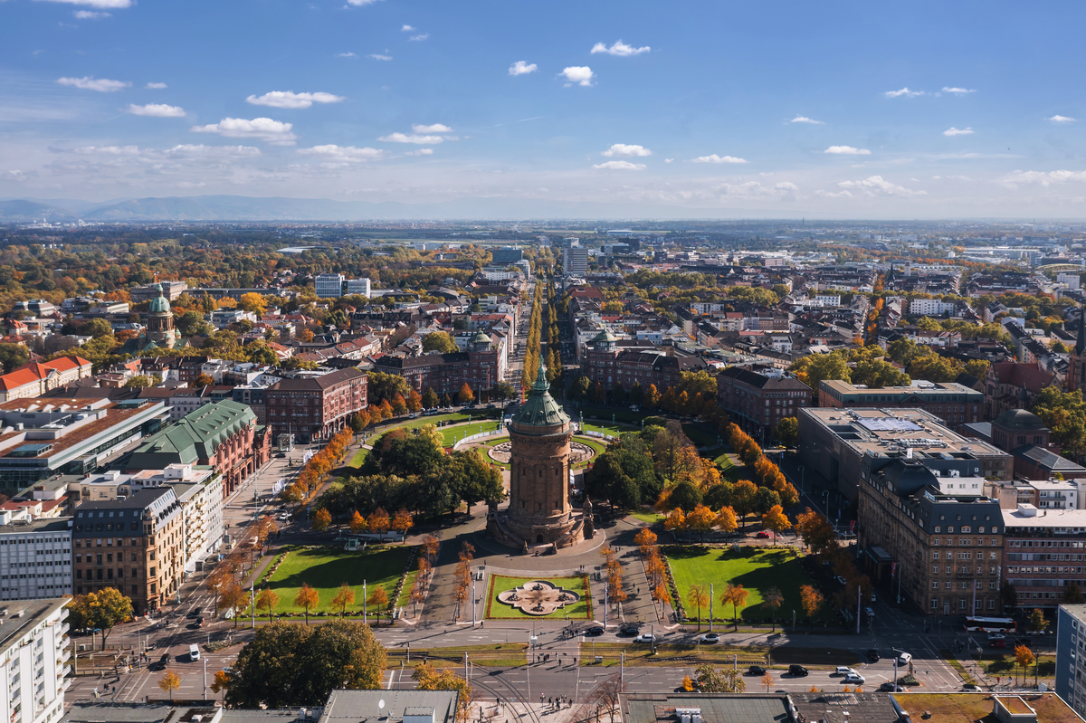 Friedrichsplatz mit dem Mannheimer Wasserturm im Vordergrund - © uslatar - stock.adobe.com