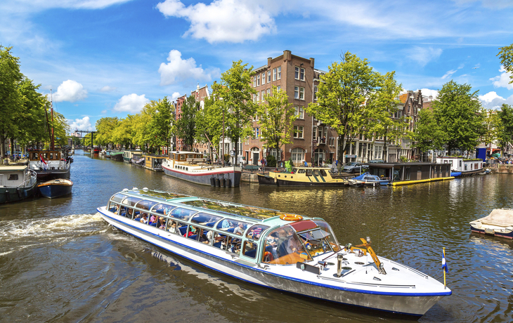 Grachtenrundfahrt in Amsterdam - © shutterstock_246545398