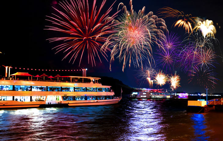 Feuerwerk über dem Rheintal: Rhein in Flammen - ©EKH-Pictures - stock.adobe.com
