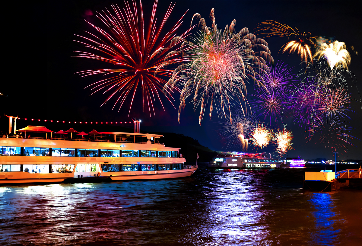 Feuerwerk über dem Rheintal: Rhein in Flammen - ©EKH-Pictures - stock.adobe.com
