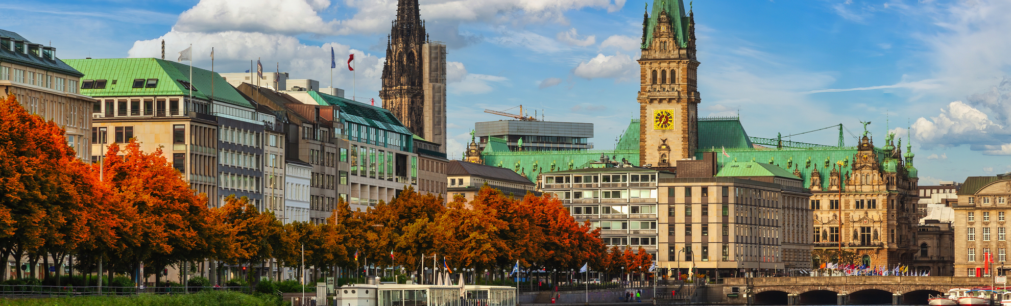 Hamburg, Deutschland: Stadtpanorama an der Alster zur Zeit des Herbstlaubs - © Noppasinw - stock.adobe.com