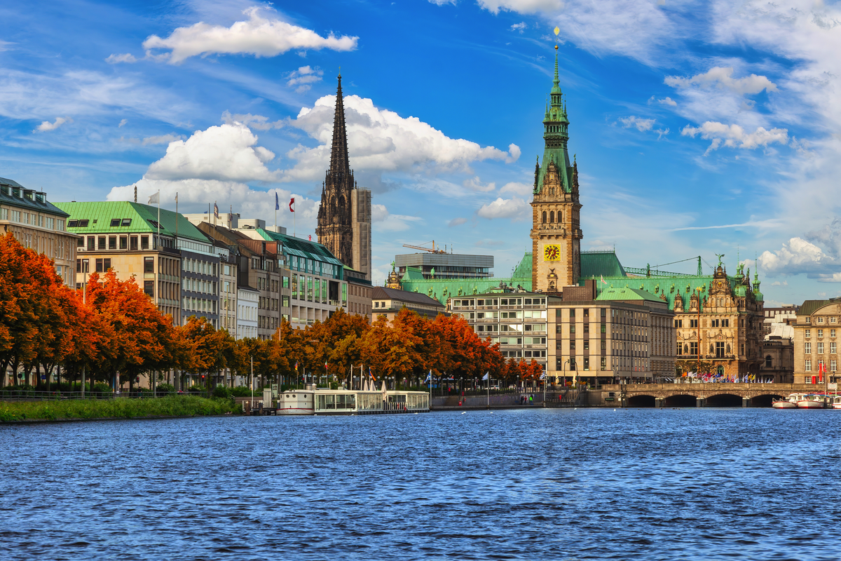 Hamburg, Deutschland: Stadtpanorama an der Alster zur Zeit des Herbstlaubs - © Noppasinw - stock.adobe.com