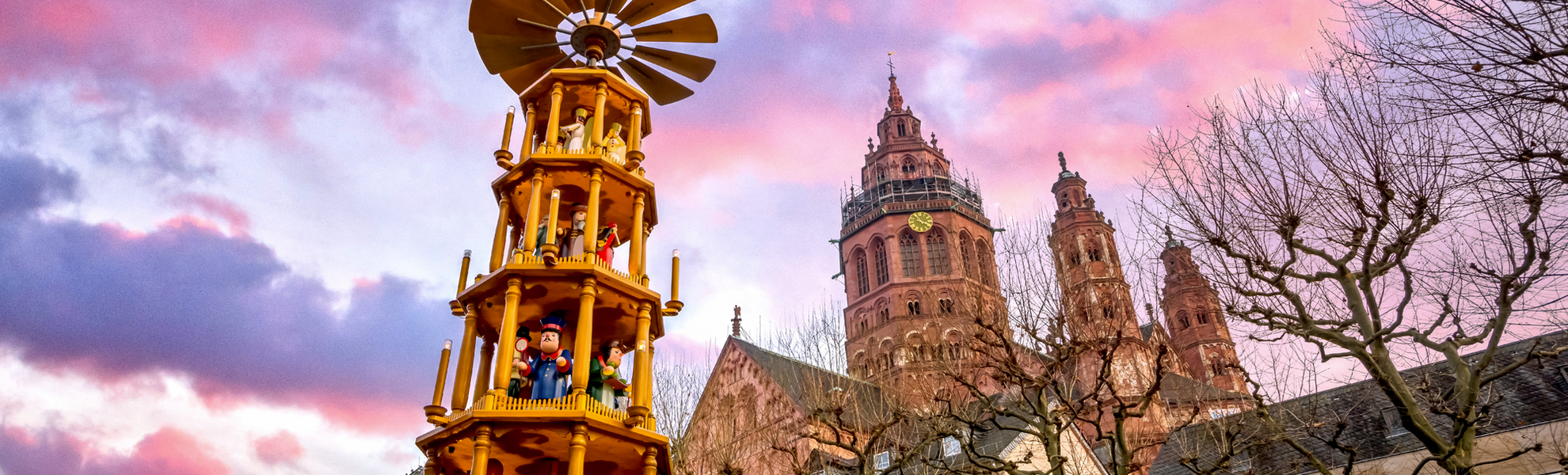 Domplatz in Mainz mit Weihnachtsmarkt, Deutschland  - © Sina Ettmer - stock.adobe.com