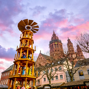 Domplatz in Mainz mit Weihnachtsmarkt, Deutschland 