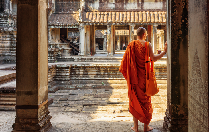 Buddhistischer Mönch, der Höfe von Angkor Wat erforscht,Siem Reap - ©efired - stock.adobe.com