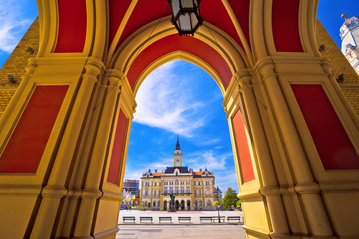 Freiheitsquadrat in Novi Sad-Bögen und in der Architekturansicht - ©xbrchx - stock.adobe.com