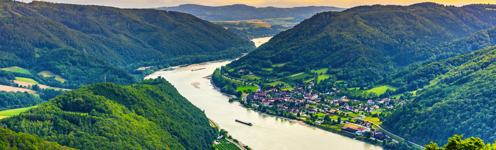 die Donau in der hügeligen Landschaft der Wachau, Österreich - © pyty - stock.adobe.com