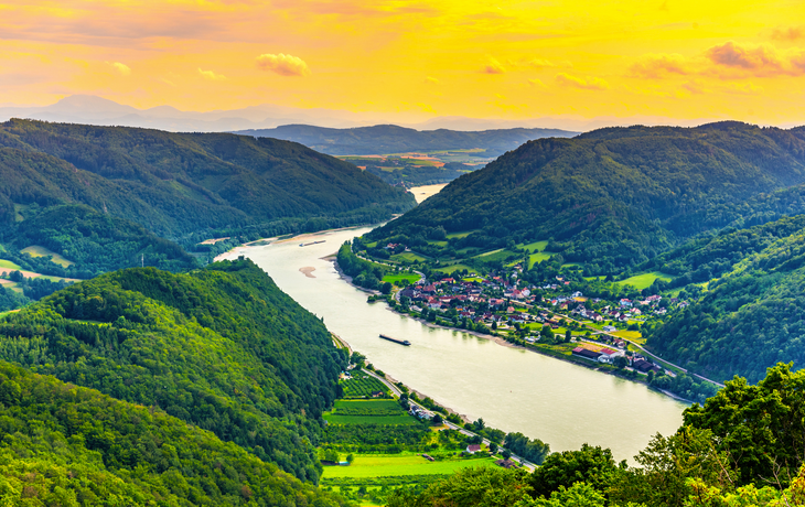 die Donau in der hügeligen Landschaft der Wachau, Österreich - © pyty - stock.adobe.com
