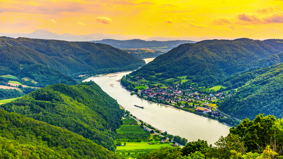 die Donau in der hügeligen Landschaft der Wachau, Österreich - © pyty - stock.adobe.com