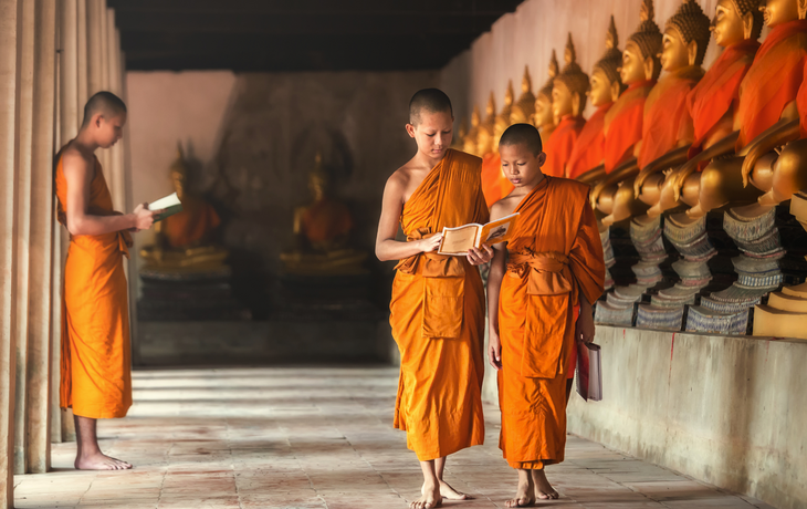 Junge buddhistische Mönche - © santiphoto - stock.adobe.com