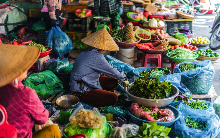 traditioneller Markt in Hanoi - © monticellllo - stock.adobe.com