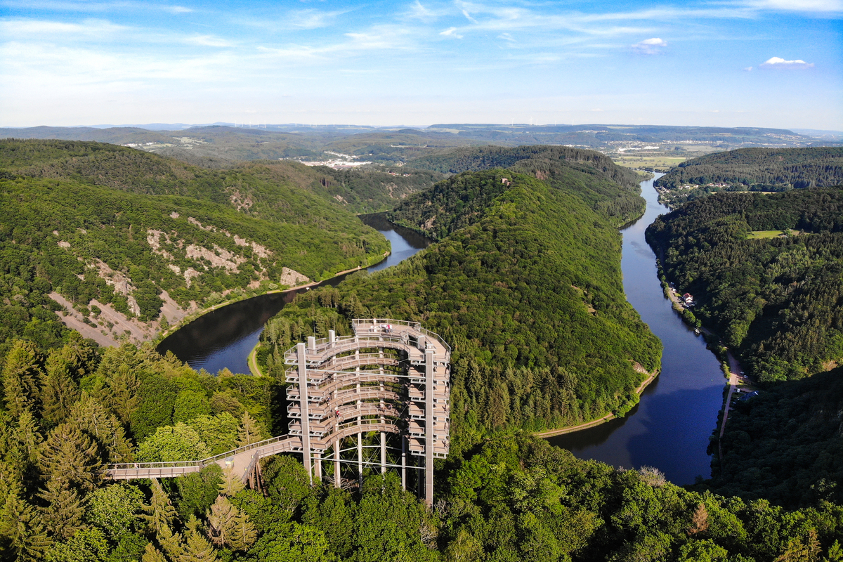 Luftbild der Saarschleife mit Baumwipfelpfad - © Henry Czauderna