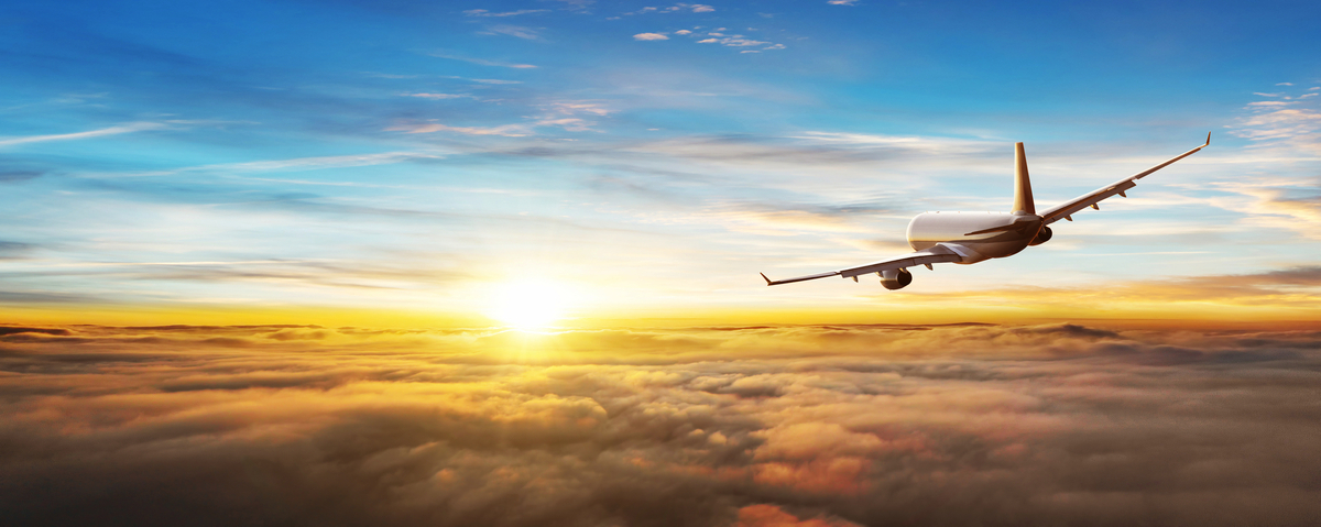 Verkehrsflugzeug fliegt über Wolken - © Jag_cz - stock.adobe.com