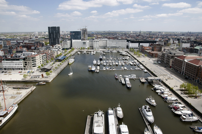 Hafen von Antwerpen mit verschiedenen Schiffen