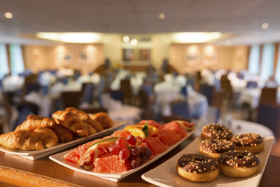 Auslage des Buffets auf einem Flusskreuzfahrtschiff