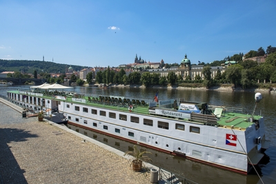 Flusskreuzfahrtschiff am Anleger vertäut