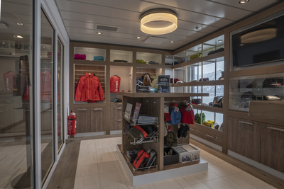 Boutique mit Kleidung auf einem Flusskreuzfahrtschiff