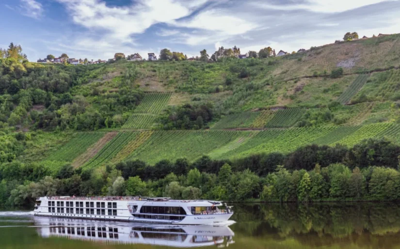 Flusskreuzfahrtschiff Antonio Bellucci auf der Mosel mit Weinbergen